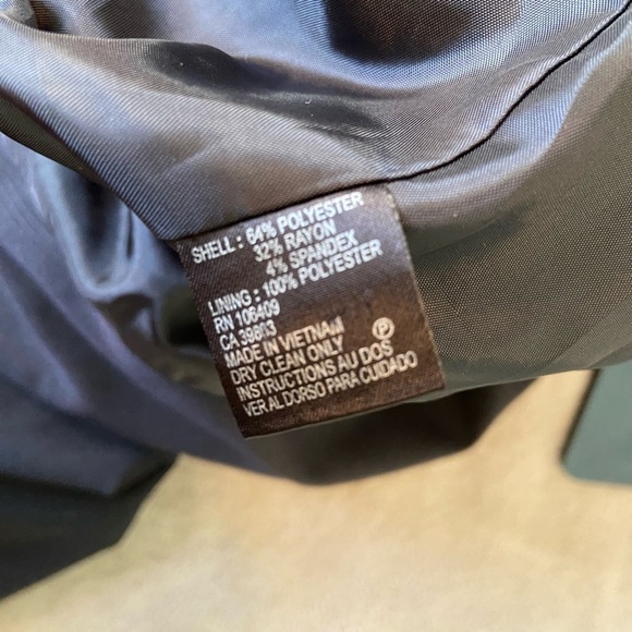 Tahari Black Blazer with Notched Lapels and Tailored Fit - Picture 6 of 6